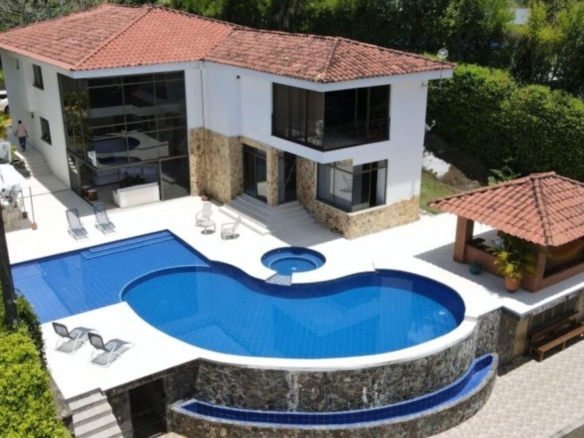 JCN – 107 – Unique Opportunity: Luxury 7-Bedroom Home in Pereira, Colombia.