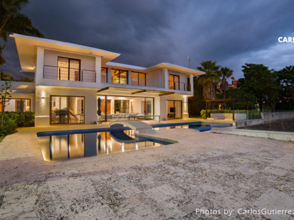 22530- BEACHFRONT House FOR SALE in La Boquita Nicaragua