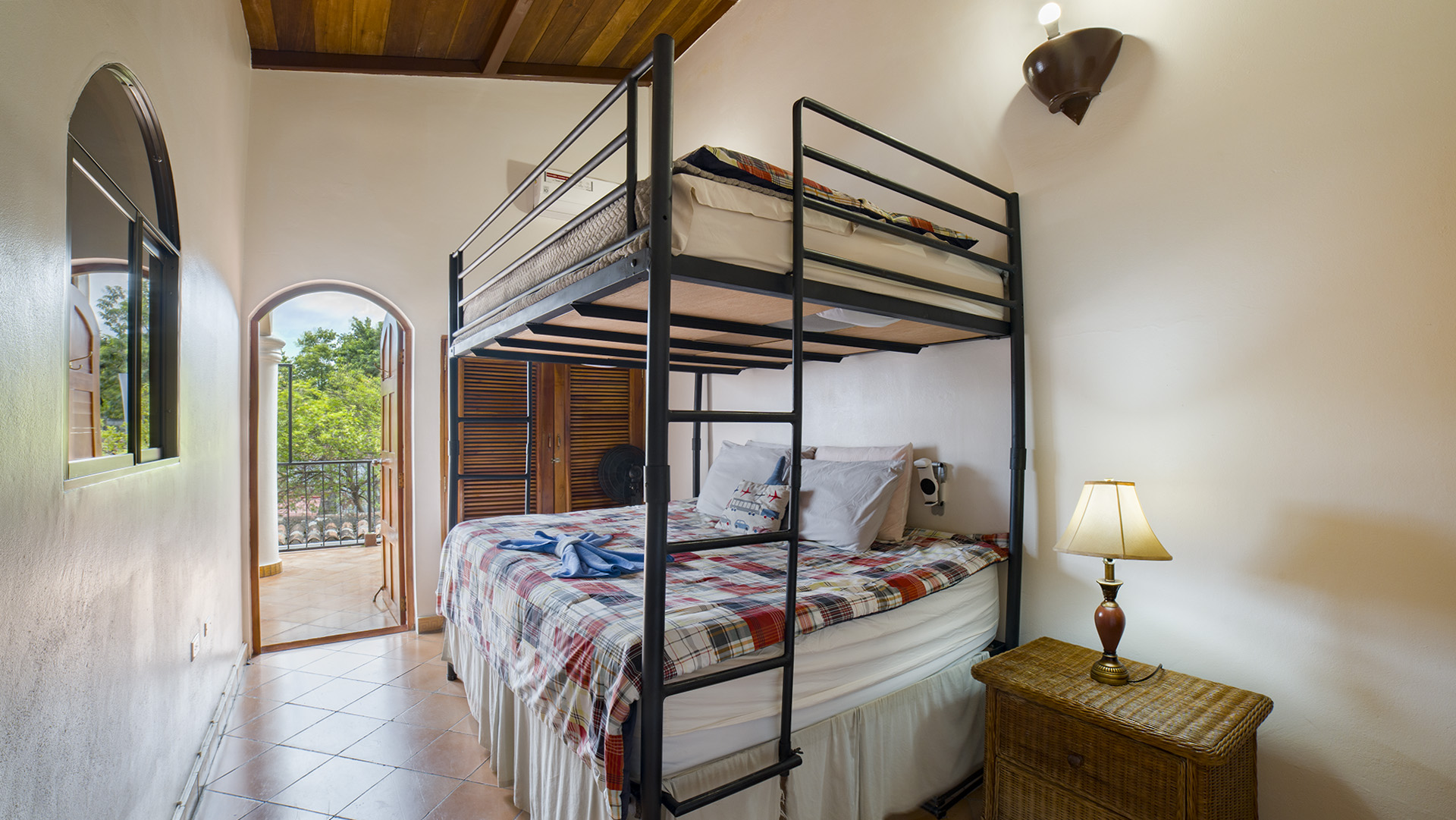22422 – Vacation Home for Rent in Granada, Nicaragua – Private Pool, 2 Bedrooms – Casa Delus