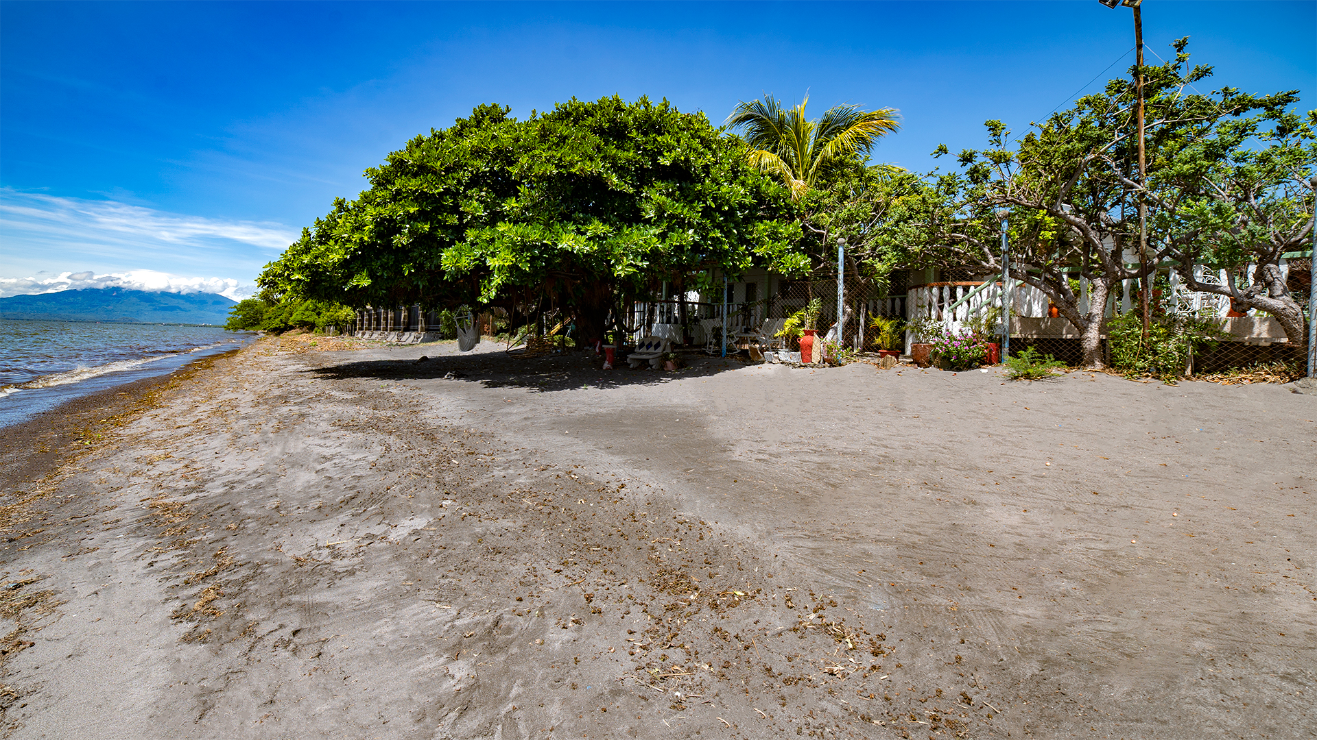 22654 – Country House for Rent Facing Lake Granada with pool for 15 people – Quinta Cocibolca