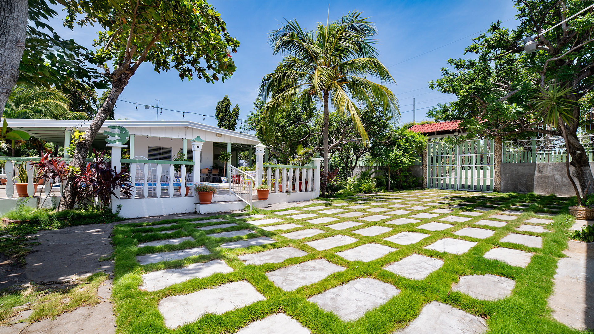 22654 – Country House for Rent Facing Lake Granada with pool for 15 people – Quinta Cocibolca
