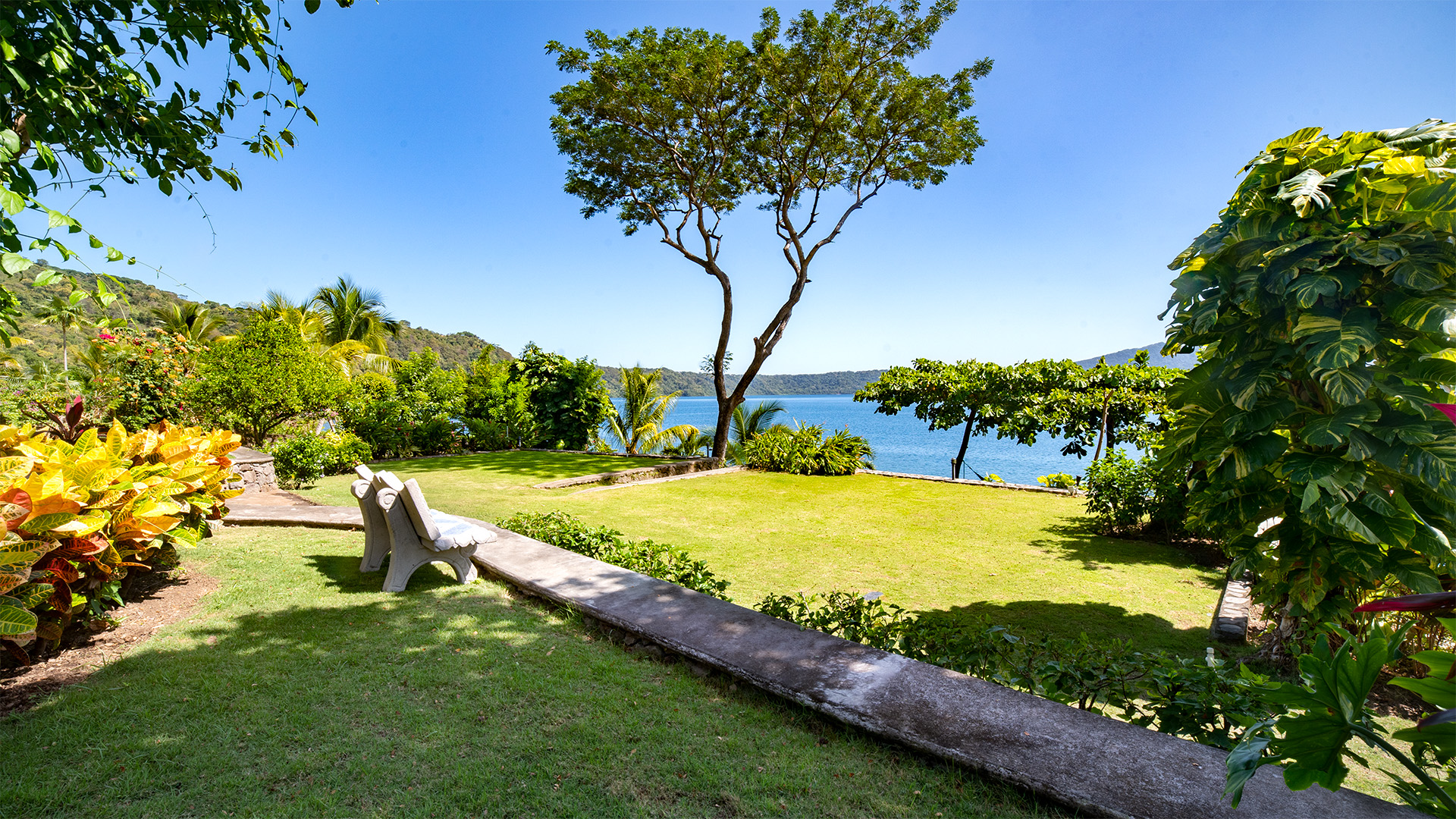 22493 – Paradise House For Rent in Laguna de Apoyo – Casa Mil Amores