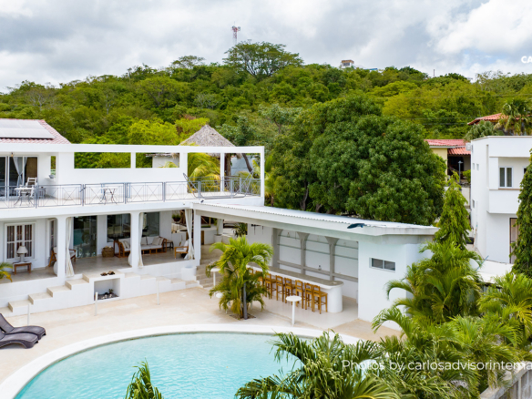 22670 – House with Ocean View, Pool, Cabins, and Independent Apartment