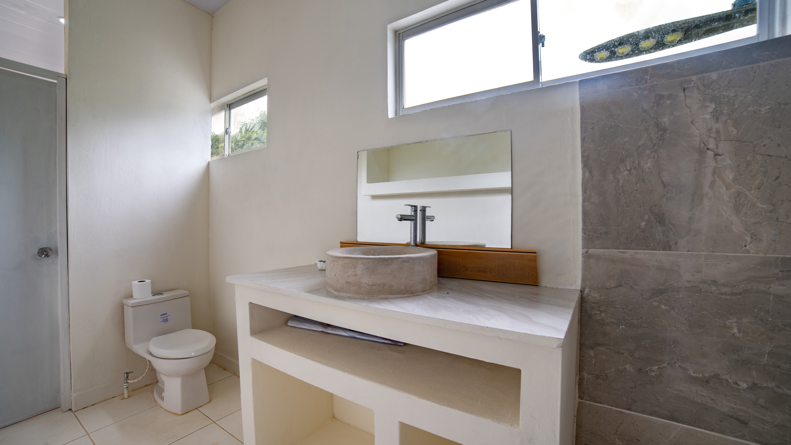 22670 – House with Ocean View, Pool, Cabins, and Independent Apartment