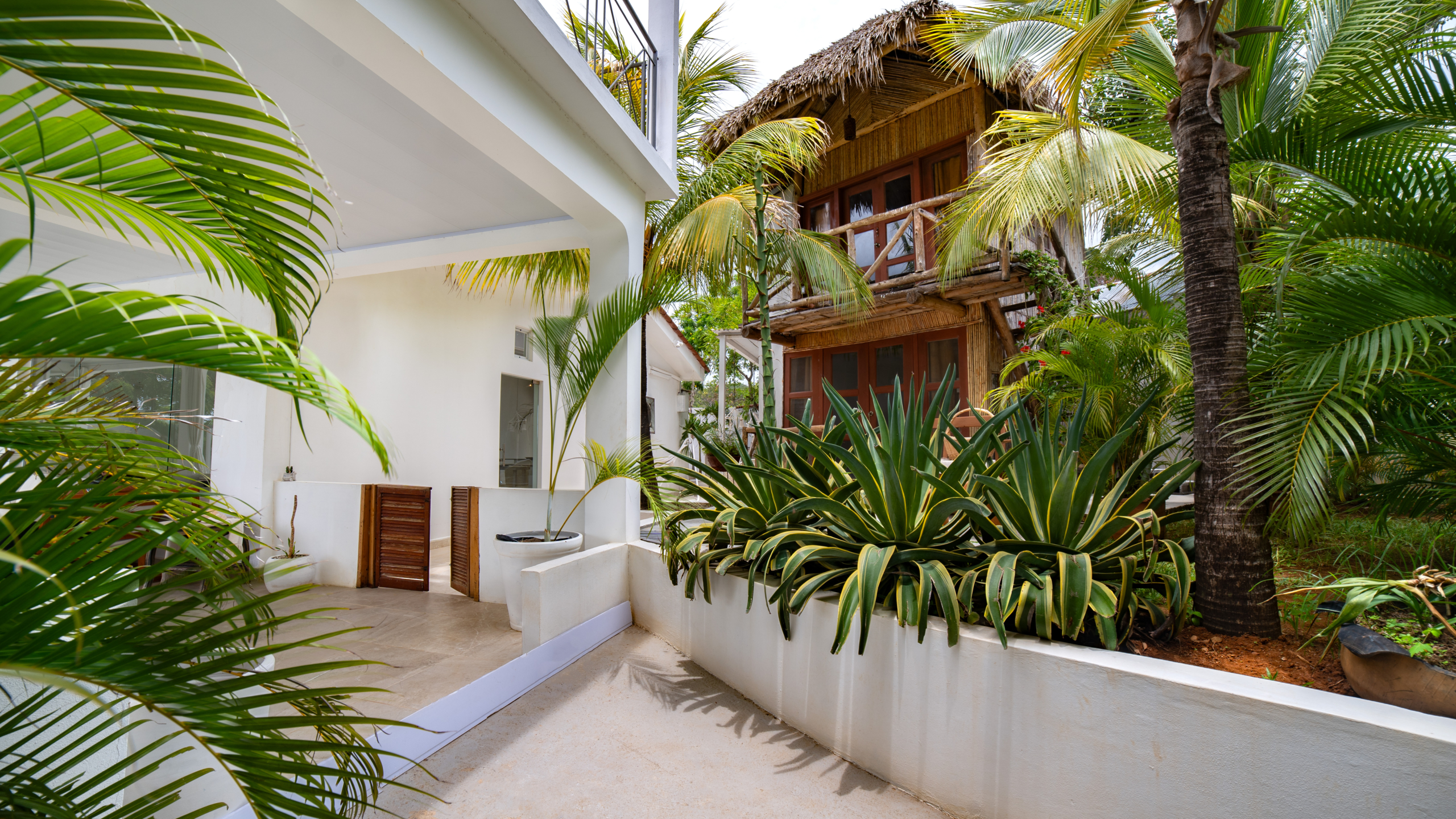 22670 – House with Ocean View, Pool, Cabins, and Independent Apartment