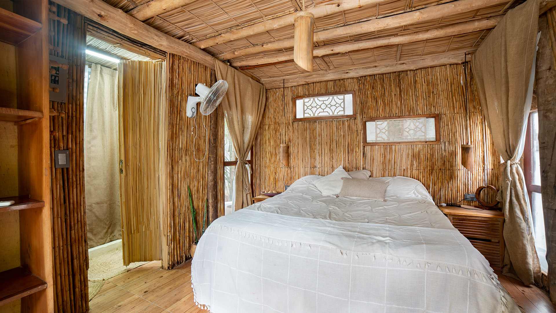 22670 – House with Ocean View, Pool, Cabins, and Independent Apartment