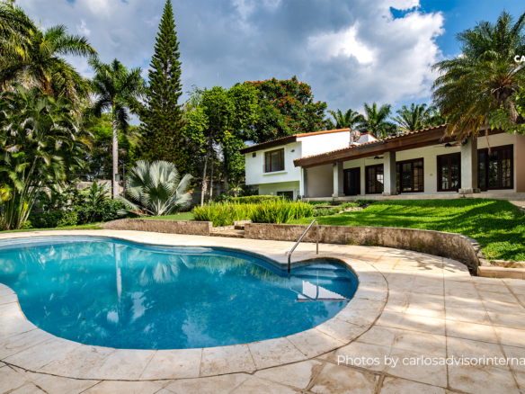 CG-181 – House For Sale on Carretera Sur, Managua, with Pool, Garden, and Spacious Areas