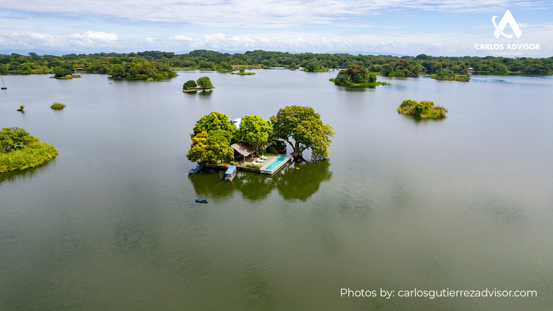 22598 – House with a swimming pool and a view of Mombacho Volcano in the Isletas of Granada – Isla El Resedo