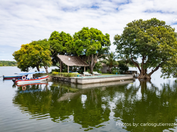 22598 – House with a swimming pool and a view of Mombacho Volcano in the Isletas of Granada – Isla El Resedo