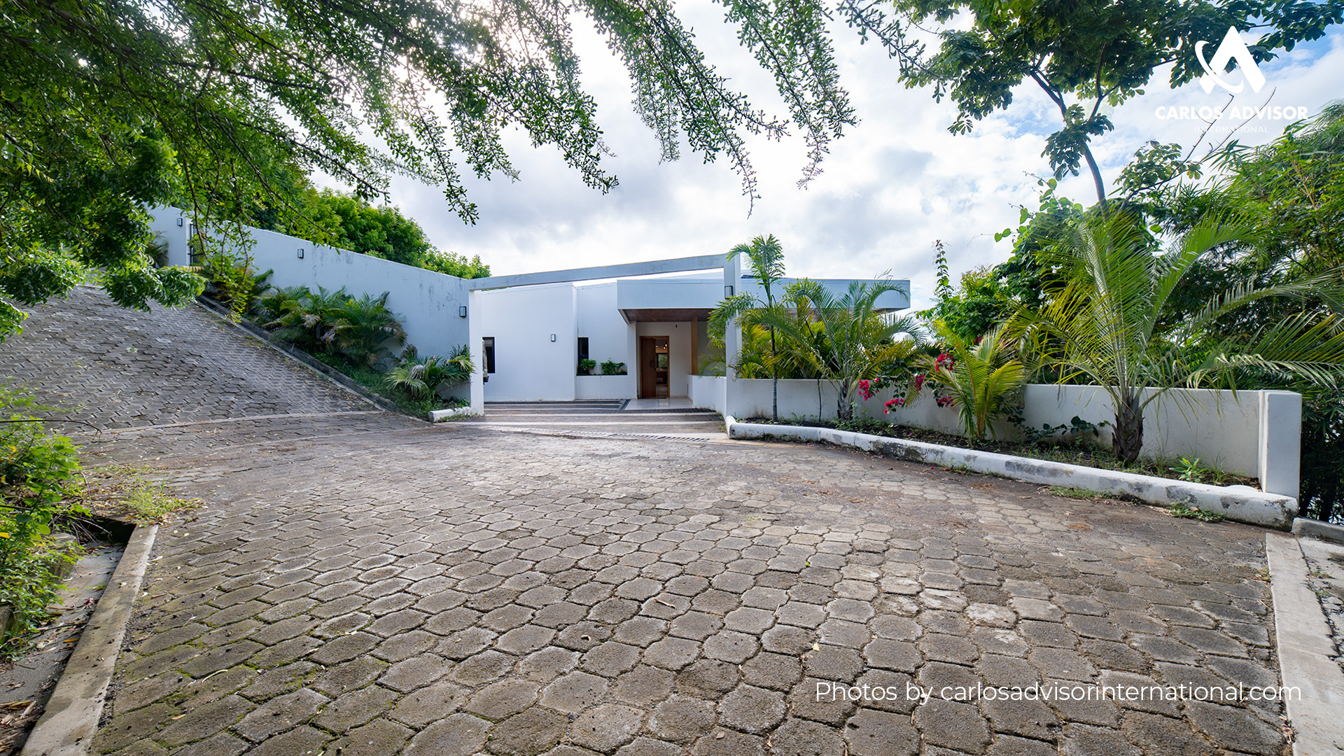 22646 – Luxury Oceanfront Home in Playa Remanso, San Juan del Sur.