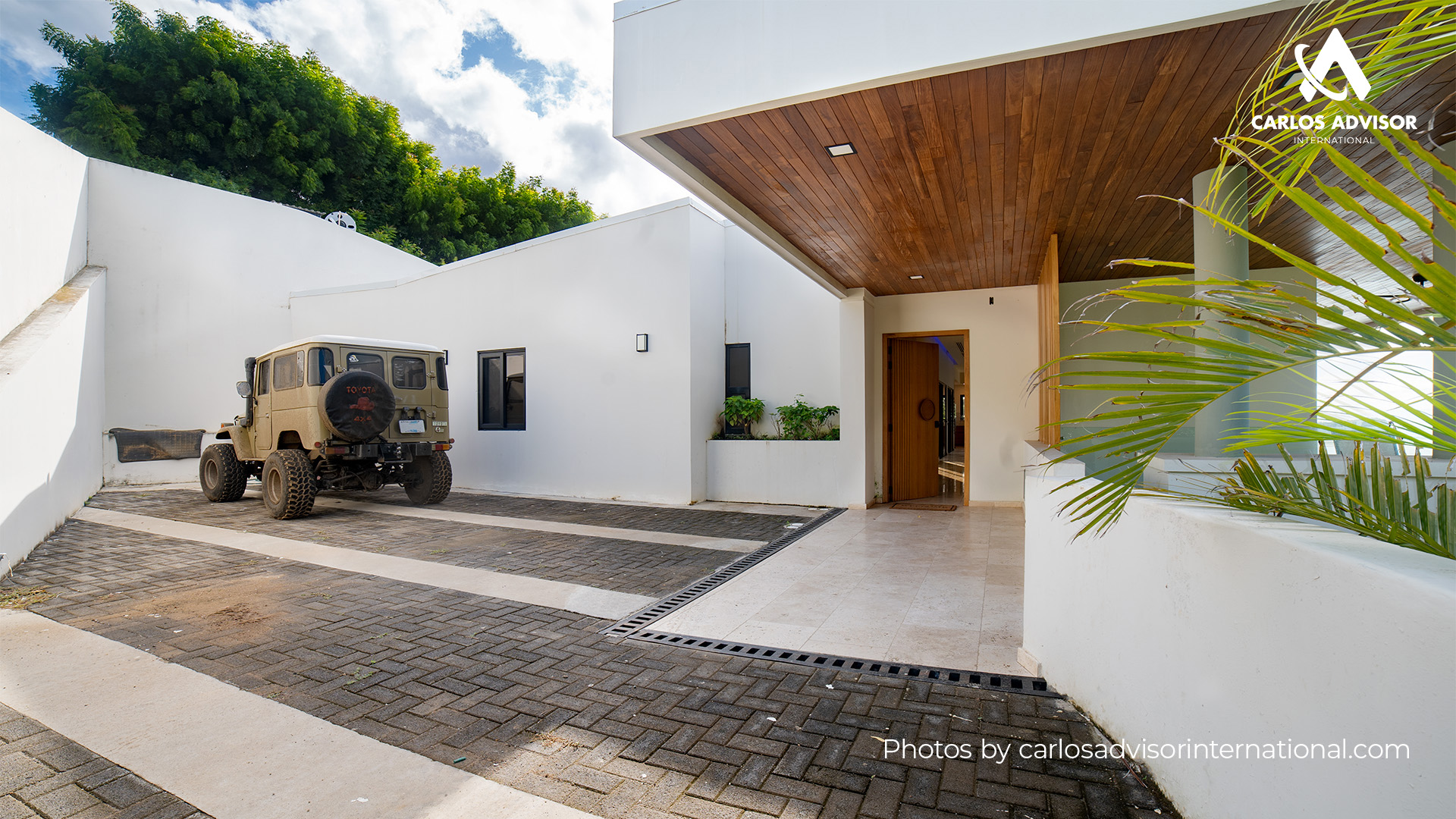 22646 – Luxury Oceanfront Home in Playa Remanso, San Juan del Sur.