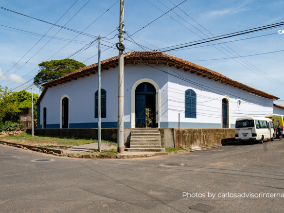 22634 – Colonial House For Sale in Downtown Granada with a Garden and 973 m² of Land