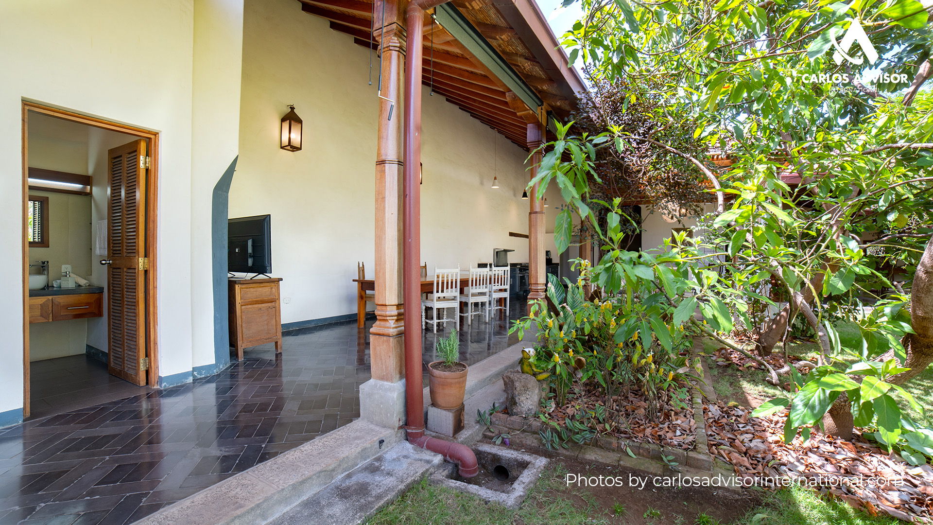 22634 – Colonial House For Sale in Downtown Granada with a Garden and 973 m² of Land
