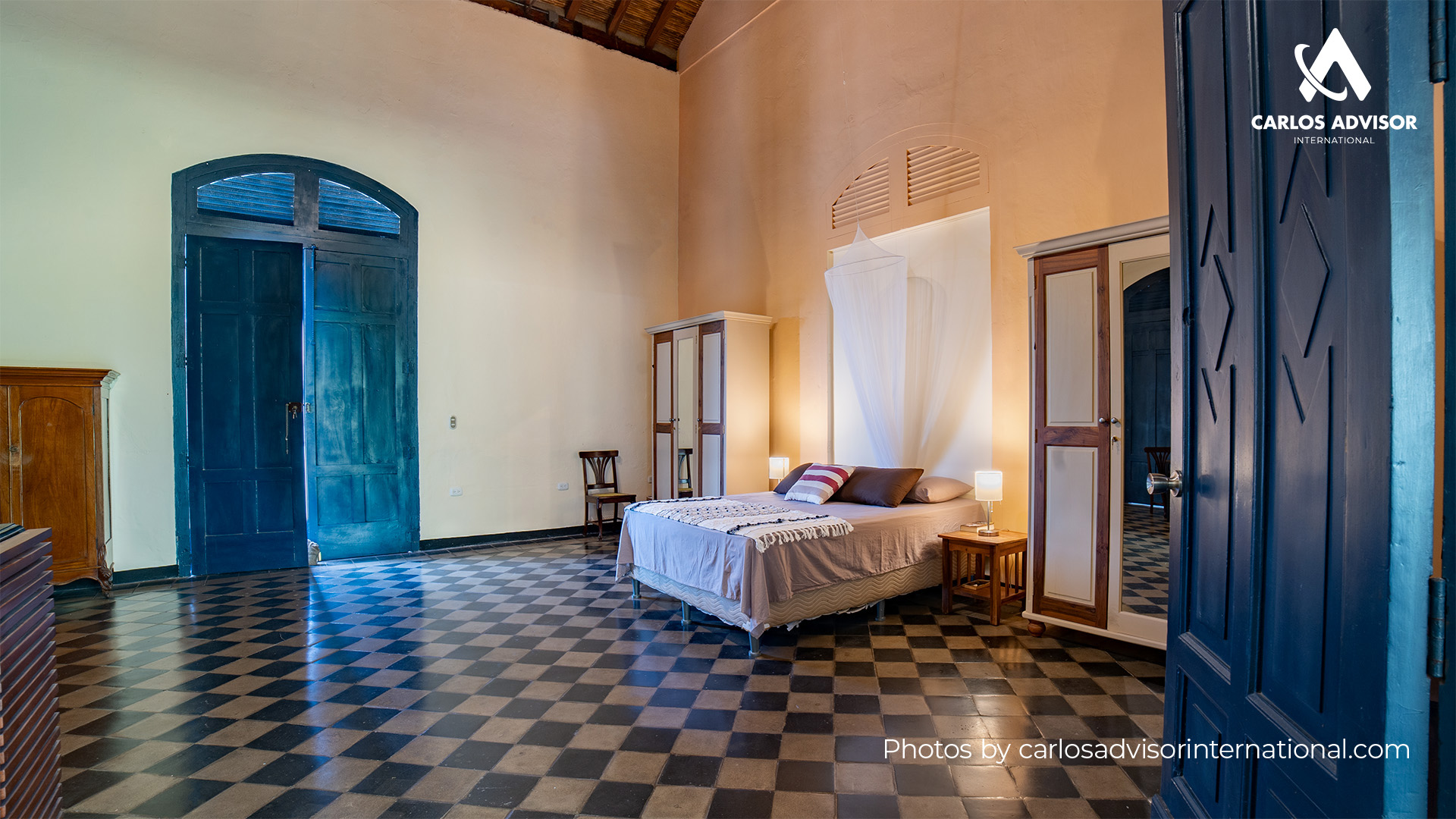 22634 – Colonial House For Sale in Downtown Granada with a Garden and 973 m² of Land