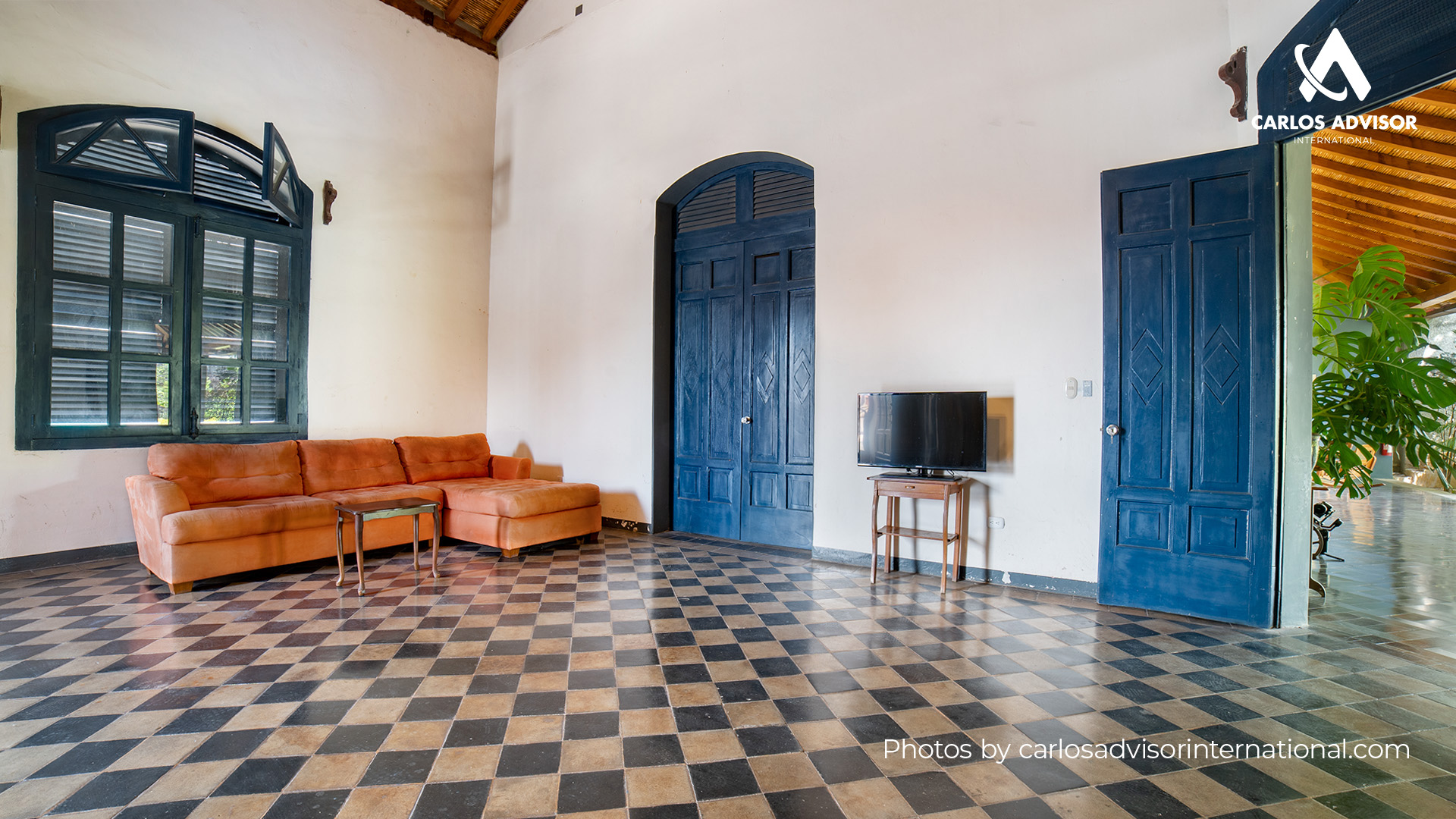 22634 – Colonial House For Sale in Downtown Granada with a Garden and 973 m² of Land