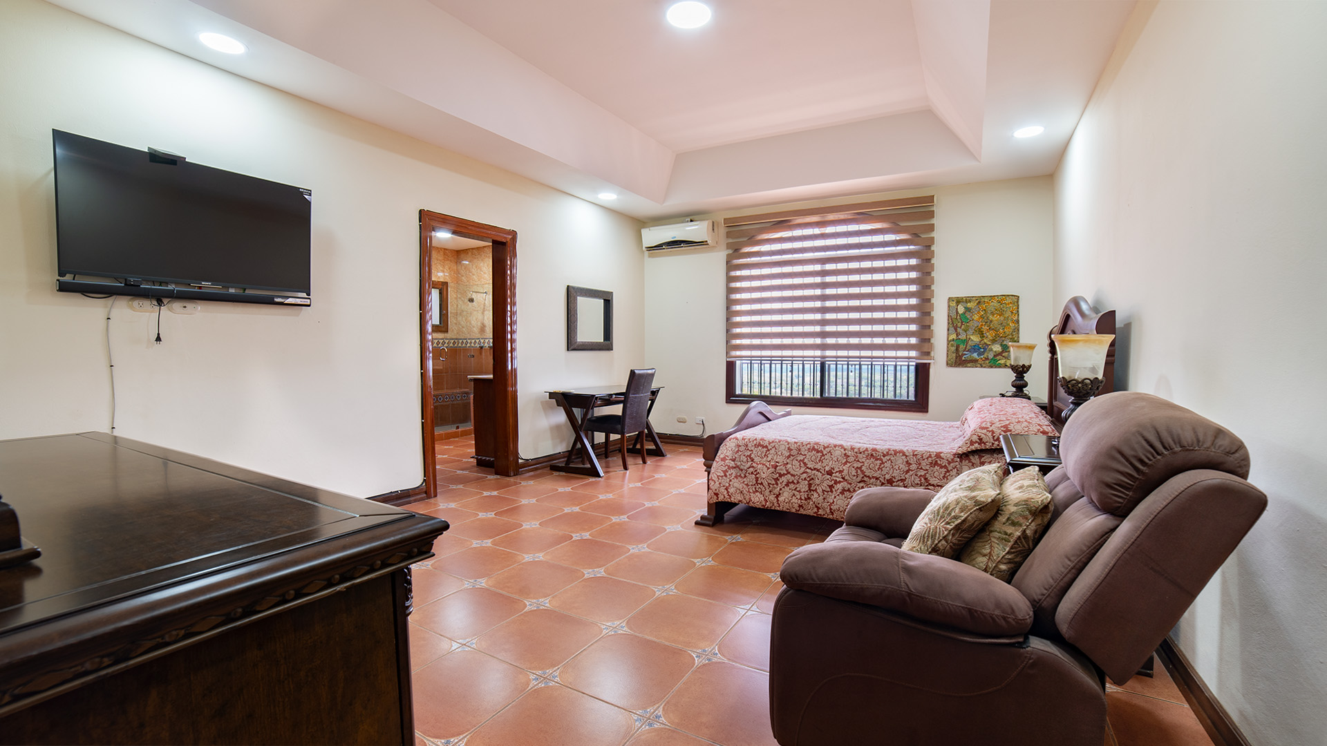 CG – 199 – House For Sale with Large Lot, Swimming Pool, and Independent Apartment