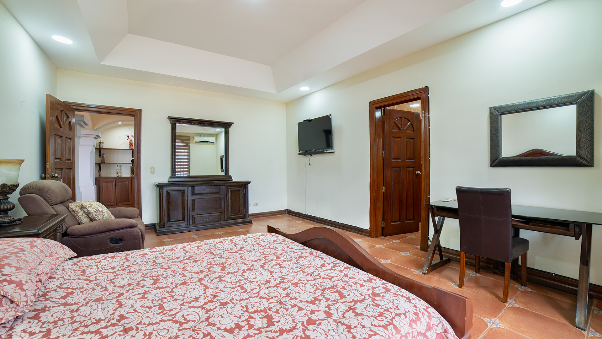 CG – 199 – House For Sale with Large Lot, Swimming Pool, and Independent Apartment