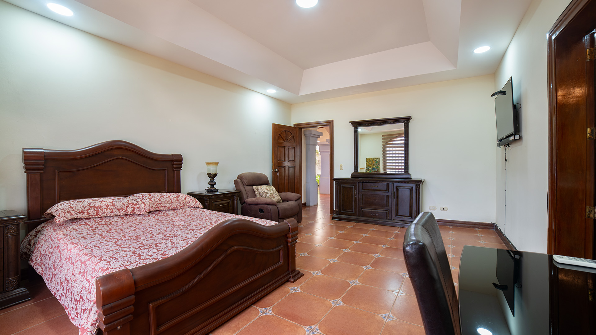 CG – 199 – House For Sale with Large Lot, Swimming Pool, and Independent Apartment