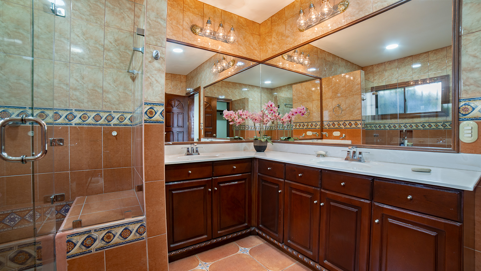 CG – 199 – House For Sale with Large Lot, Swimming Pool, and Independent Apartment