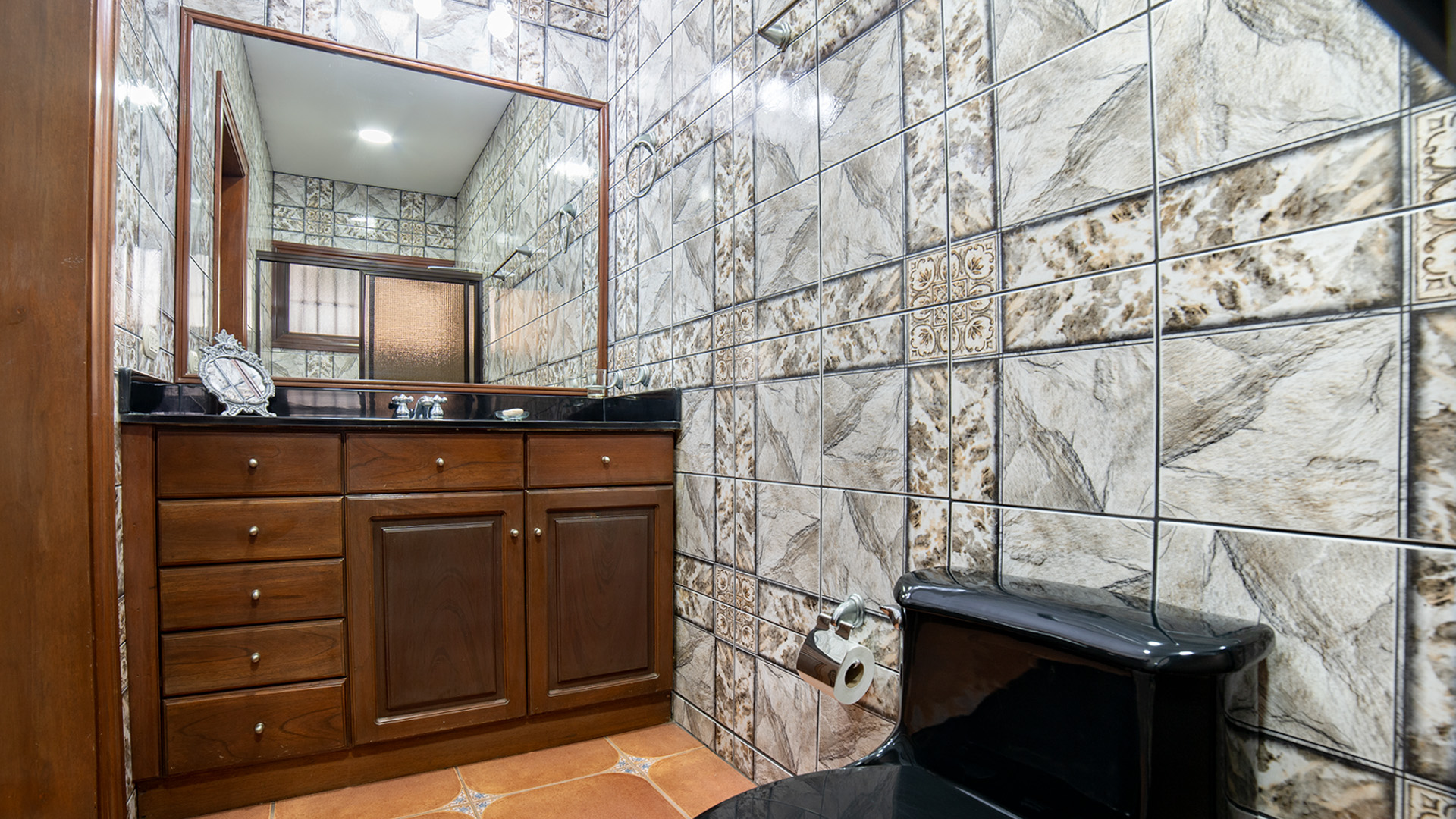 CG – 199 – House For Sale with Large Lot, Swimming Pool, and Independent Apartment