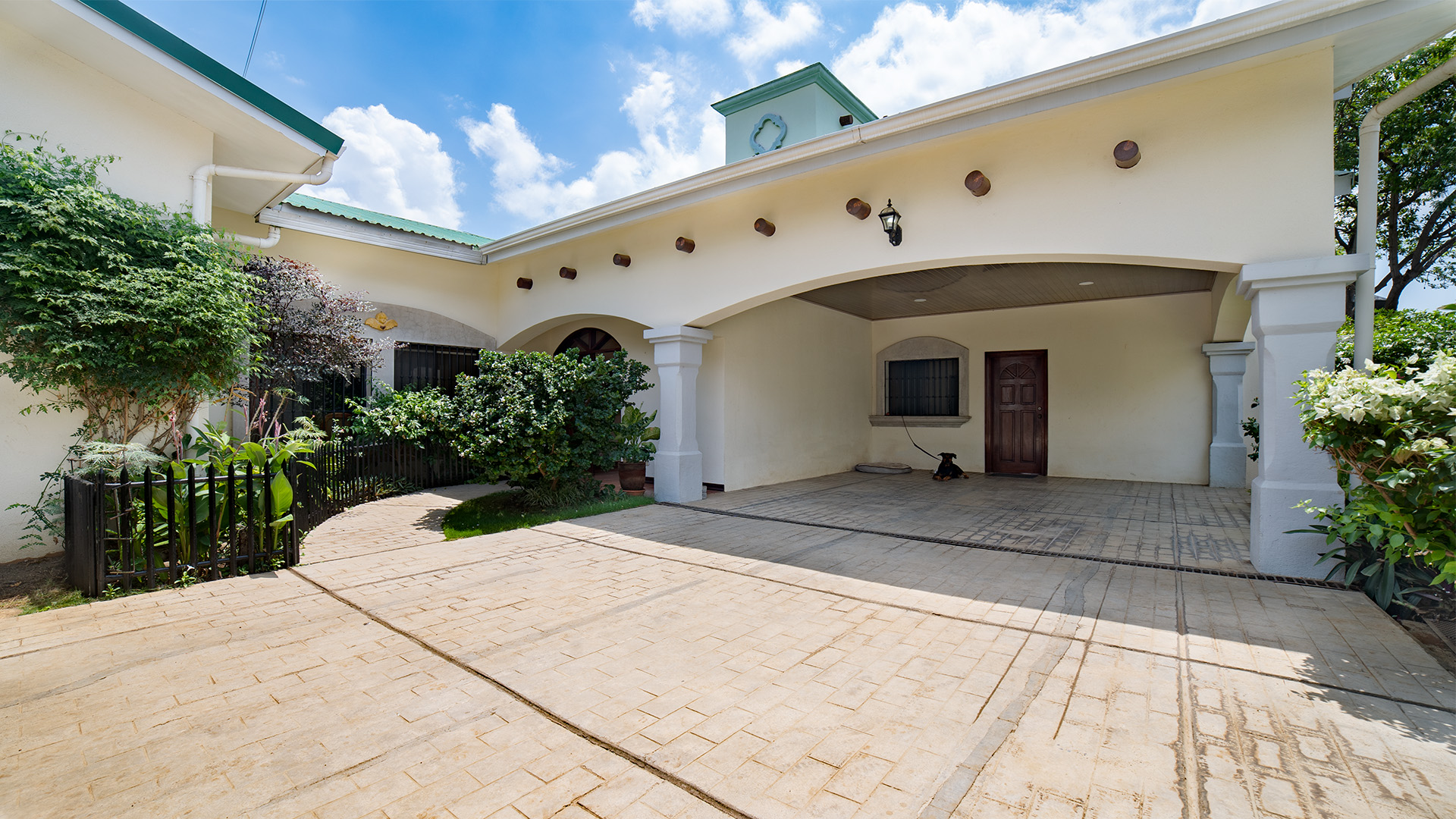 CG – 199 – House For Sale with Large Lot, Swimming Pool, and Independent Apartment