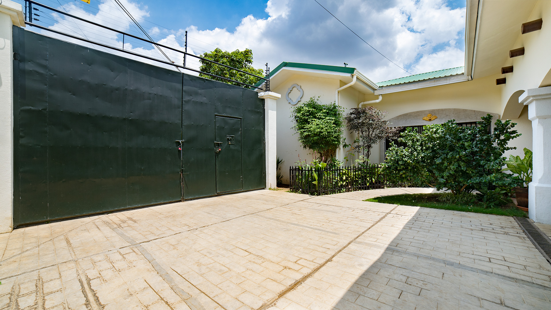CG – 199 – House For Sale with Large Lot, Swimming Pool, and Independent Apartment