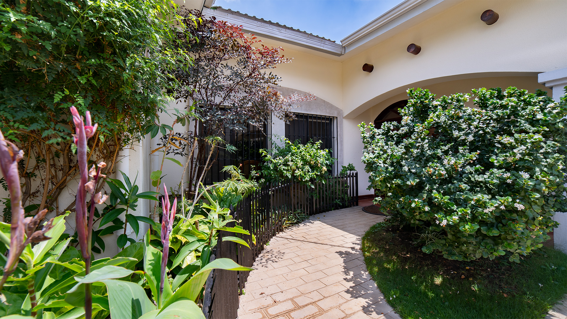 CG – 199 – House For Sale with Large Lot, Swimming Pool, and Independent Apartment