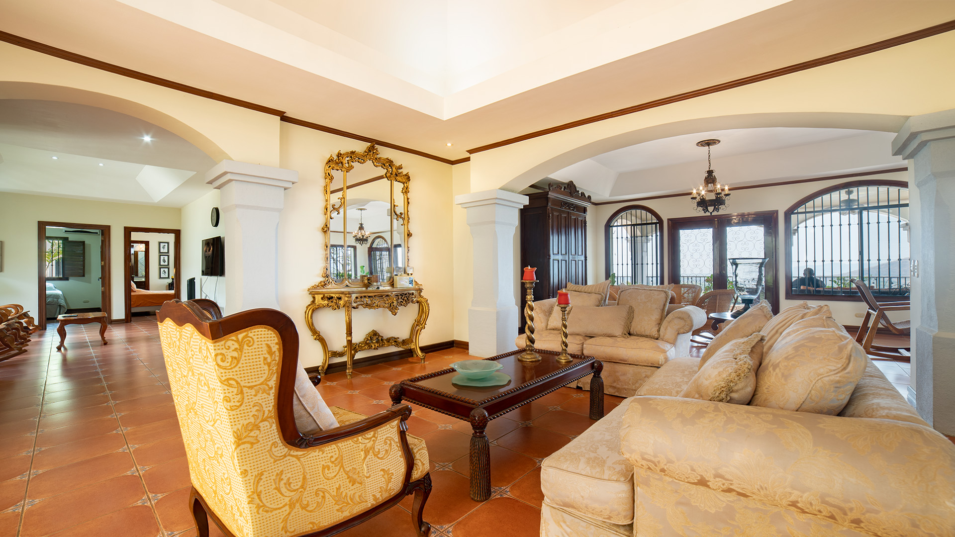 CG – 199 – House For Sale with Large Lot, Swimming Pool, and Independent Apartment