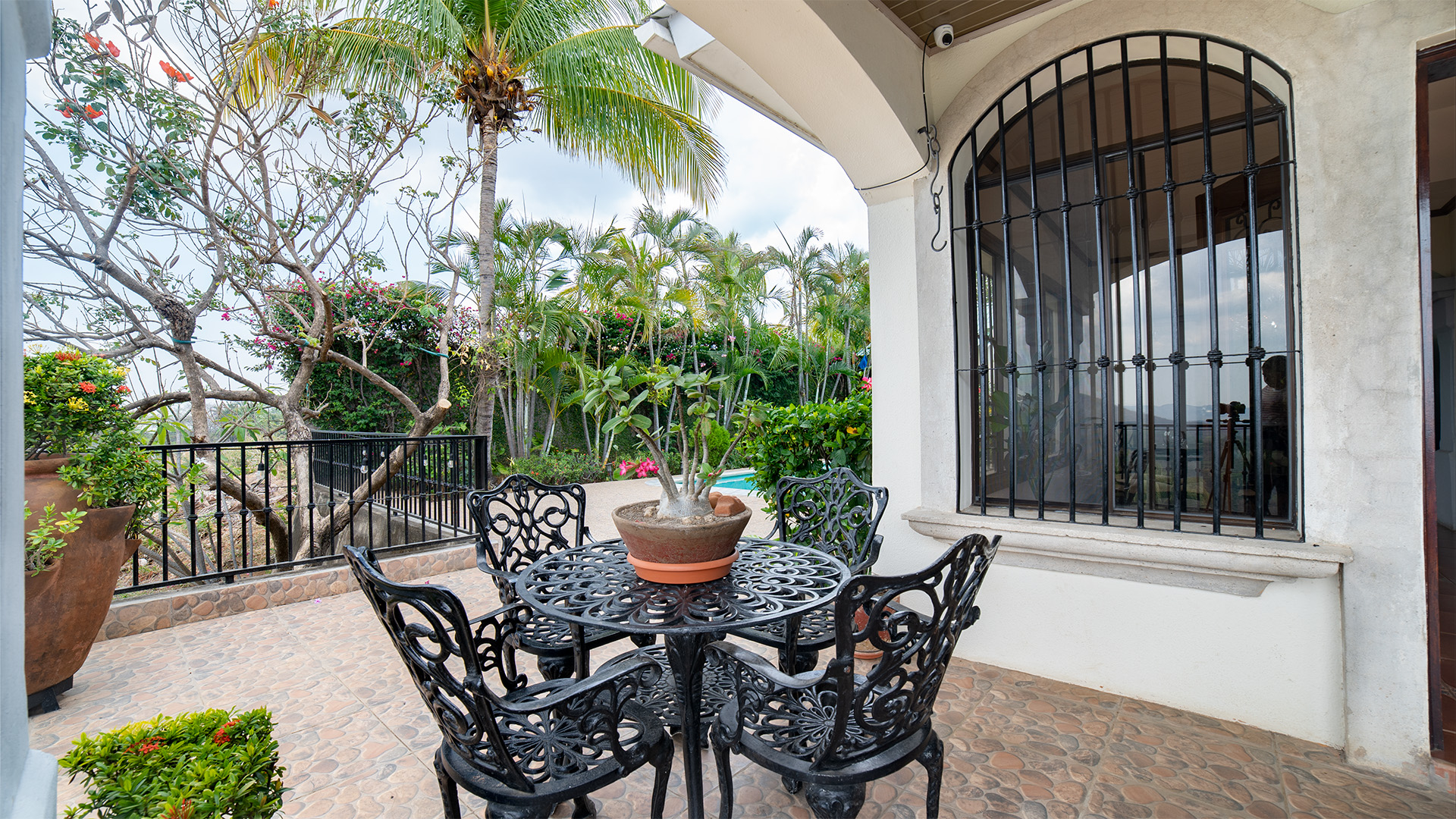 CG – 199 – House For Sale with Large Lot, Swimming Pool, and Independent Apartment