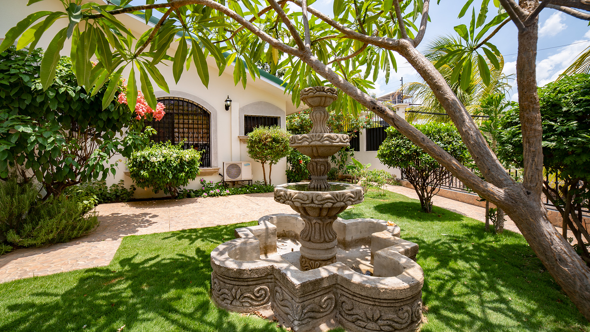 CG – 199 – House For Sale with Large Lot, Swimming Pool, and Independent Apartment