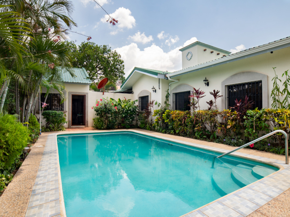 CG – 199 – House For Sale with Large Lot, Swimming Pool, and Independent Apartment