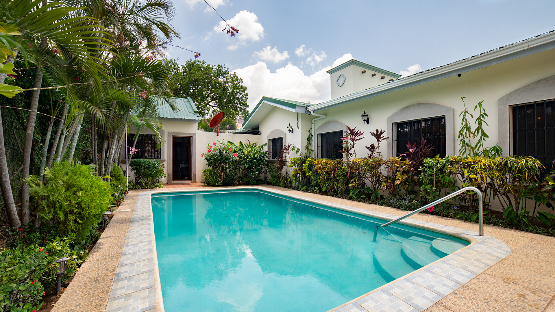 CG – 199 – House For Sale with Large Lot, Swimming Pool, and Independent Apartment