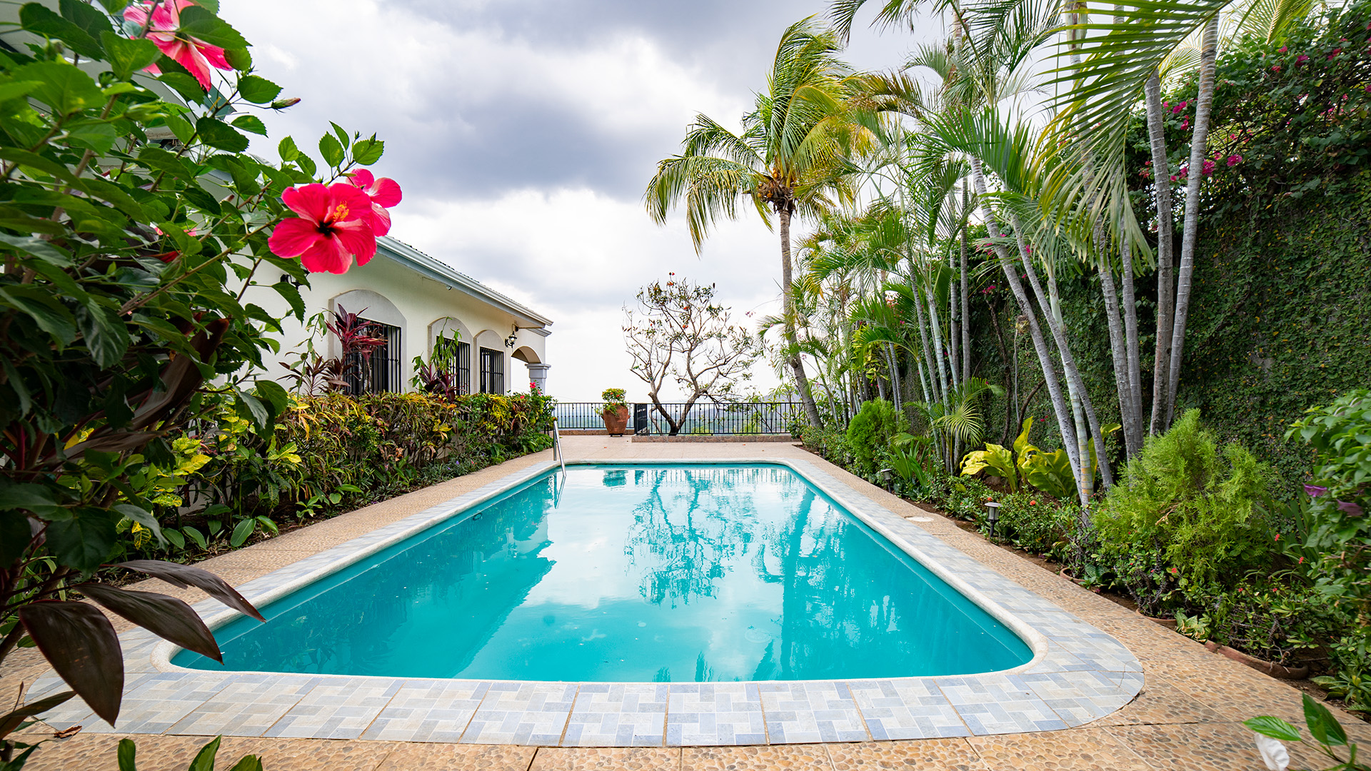 CG – 199 – House For Sale with Large Lot, Swimming Pool, and Independent Apartment